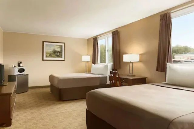 غرفة قياسية بسريرين كوين لذوي الإعاقة، Travelodge By Wyndham Kenora 1/3