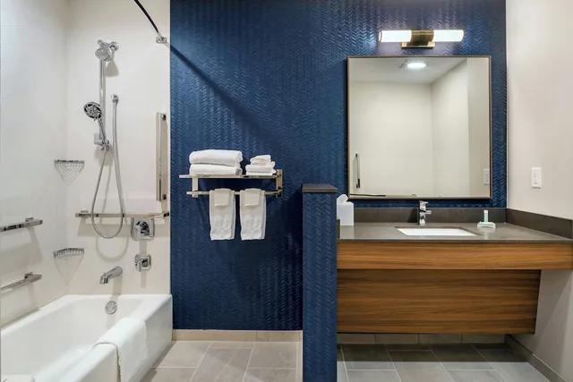 استوديو بسرير كينج مع أريكة لذوي الإعاقة، Fairfield by Marriott Inn & Suites Hanford 5/5