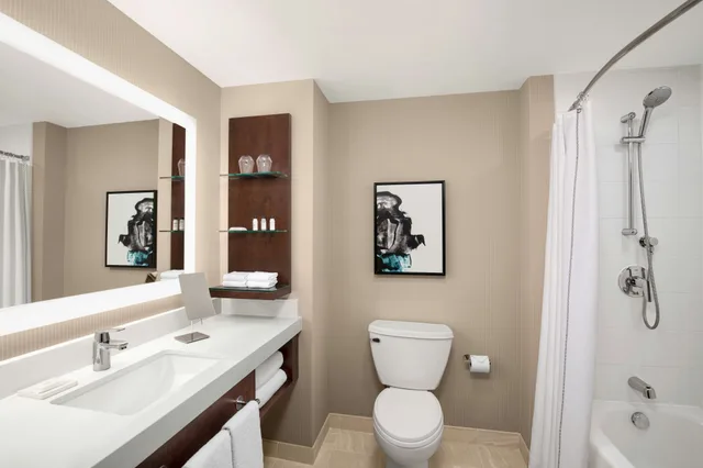 غرفة بسريرين كوين، Delta Hotels By Marriott Thunder Bay 2/9