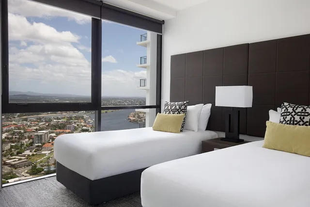 2 Bedrooms, Ocean, Spa, Apartment, Queen and Twin Beds، Mantra Circle on Cavill Surfers Paradise 5/8