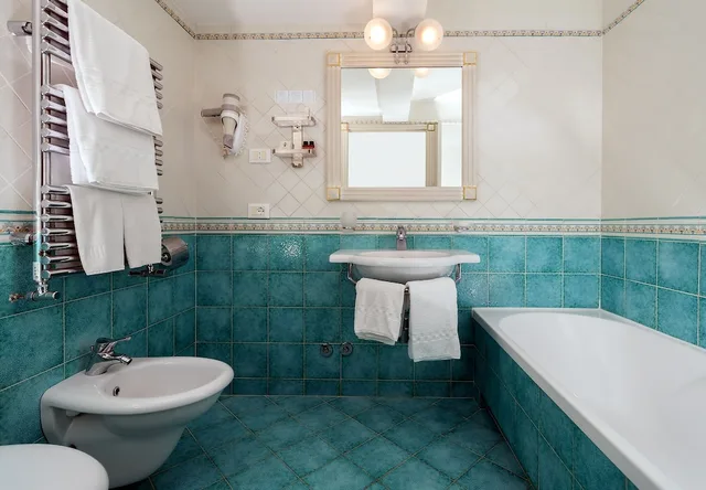 Classic, Triple, 1 Double and 1 Single Bed, Partial Sea View, La Vue D' Or 5/6