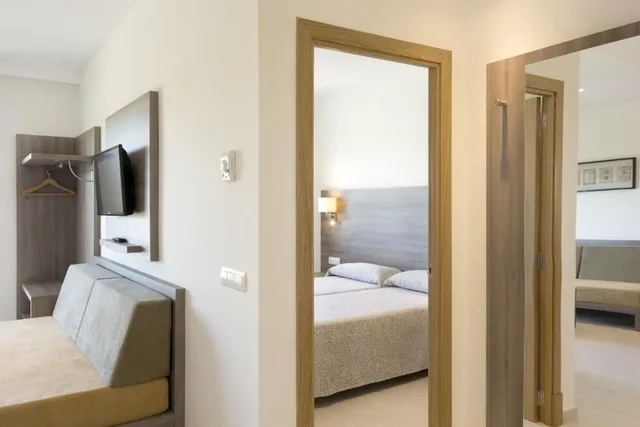 شقة بسريرين منفصلين بإطلالة على البحر بغرفة نوم واحدة مع أريكة، Cabot Tres Torres Apartamentos 10/10