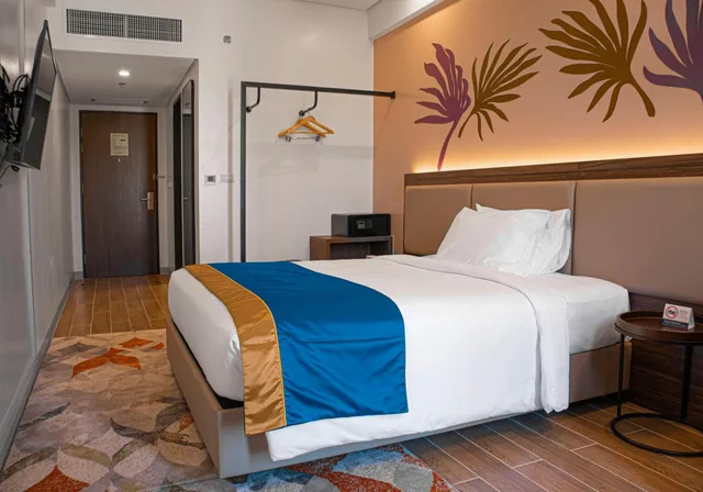 غرفة ديلوكس بسرير كوين بإطلالة على المدينة، Hotel Santika Premiere Dyandra Medan 3/5