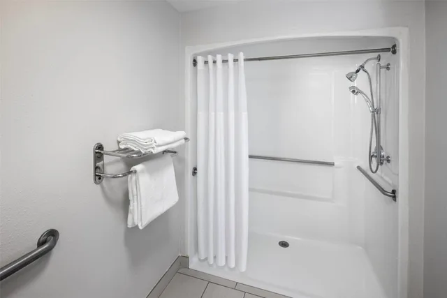 غرفة بسرير كينج لذوي الإعاقة، Clarion Pointe Biltmore Village 3/4