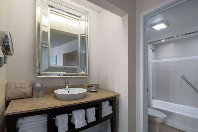 غرفة بسريرين مزدوجين بإطلالة على المسبح، Wyndham Boca Raton 3/4
