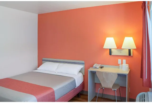 1 Queen Bed - ADA/RI Shower، Motel6 Ukiah CA 1/5