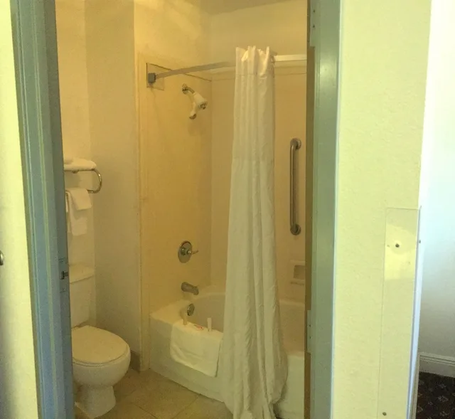 غرفة بسريرين كوين، Days Inn by Wyndham Lake Village 3/3