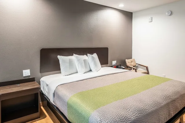 Deluxe, King Bed, Kitchenette, Studio6 Lake Charles, LA 4/7
