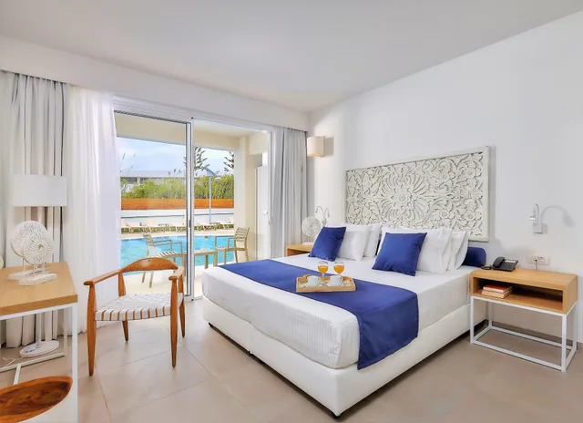 غرفة سوبيريور بسرير مزدوج مع أريكة، ST. CONSTANTIN SEA HOTEL AND SPA RESORT 1/10