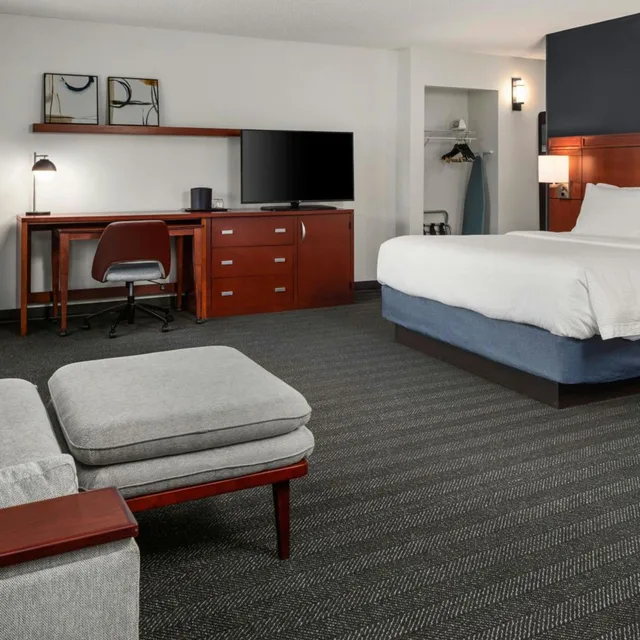 غرفة كبيرة بسرير كينج مع أريكة لذوي الإعاقة، Courtyard By Marriott La Crosse 2/5