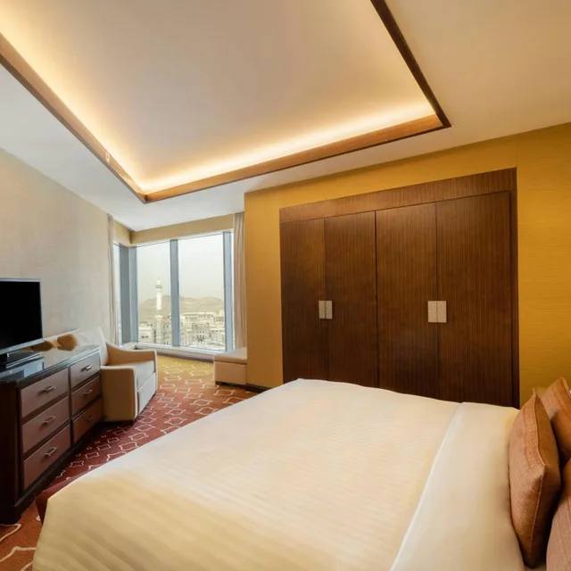 جناح تنفيذي بسرير كينج بغرفة نوم واحدة مع أريكة، فندق جبل عمر ماريوت مكة(Jabal Omar Marriott Hotel Makkah) 1/10