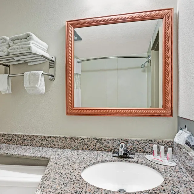 غرفة قياسية بسرير كينج، Travelodge by Wyndham Iowa City 5/6