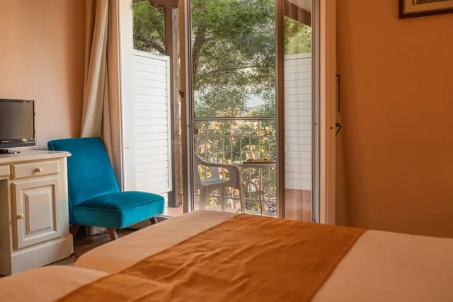 غرفة قياسية بثلاثة أسرّة، Hotel Roger de Flor by Seleqtta 4/6