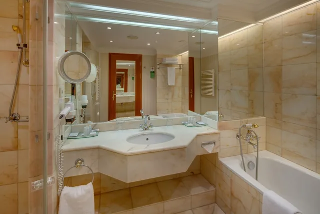 غرفة قياسية بسرير كينج، Savoy Hotel Prague 9/10