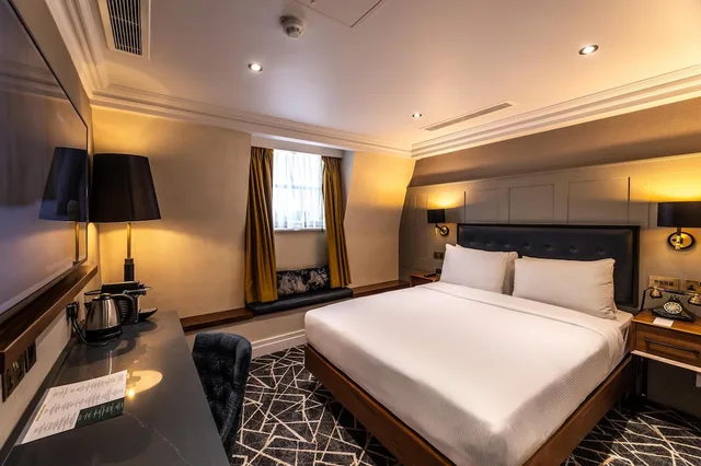 غرفة سوبيريور بسرير كوين، 100 Queens Gate Hotel Curio Collection By Hilton 4/8