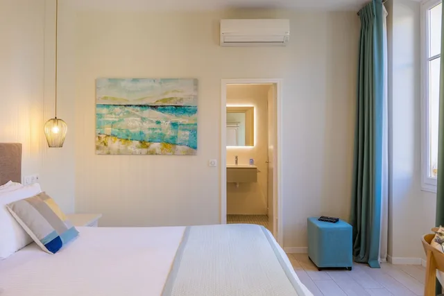 غرفة ديلوكس بسريرين منفصلين، HOTEL LES ARMOIRIES 1/4