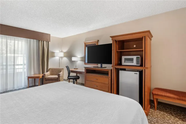 غرفة بسرير كوين لذوي الإعاقة، Best Western Plus Oak Harbor Hotel & Conference Center 2/3