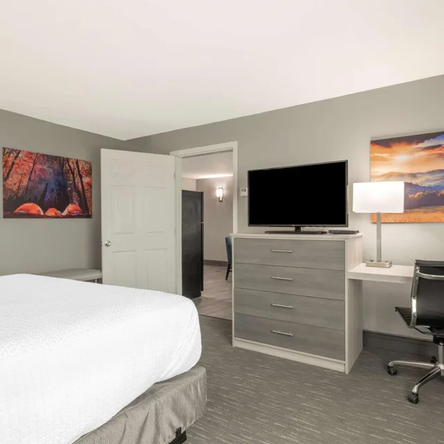 جناح بسرير كينج بغرفة نوم واحدة مع أريكة بمطبخ، Best Western Plus Cleveland Inn & Suites 4/7