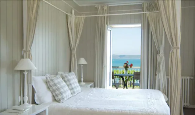 غرفة سوبيريور بسرير كينج بإطلالة على البحر بشرفة، Grand Hotel Des Bains the Originals Relais 2/4