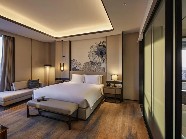 Deluxe, Suite, King Bed, City or Lake View, Lounge Access، Pullman Suzhou Taicang 2/4