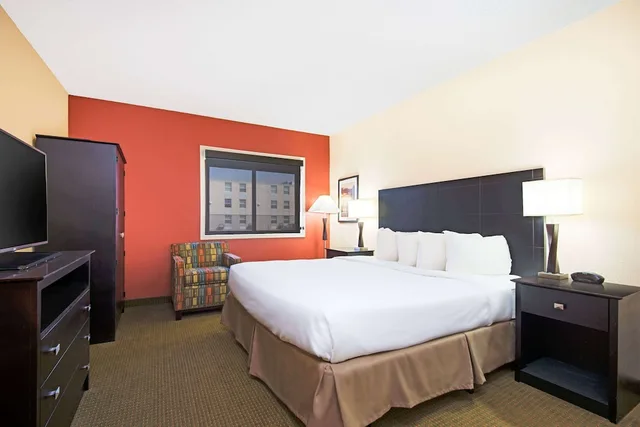 جناح بسرير كينج مع أريكة بحوض جاكوزي، The Eddie Hotel Gillette 1/4