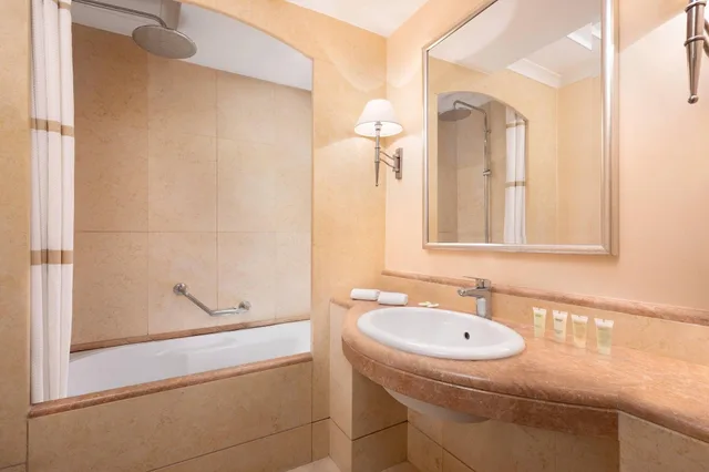غرفة بسرير مزدوج بشرفة، Courtyard By Marriott Rome Central Park 2/2