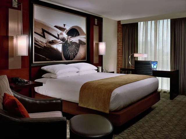 جناح عائلي بسرير كينج وسرير بطابقين بغرفتين، DOUBLETREE BY HILTON HOTEL AND SUITES CHARLESTON AIRPORT 2/2