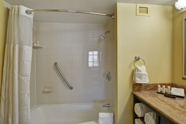 Pure, Wellness, Suite, King Bed, Accessible، Embassy Suites by Hilton Miami International Airport 5/7