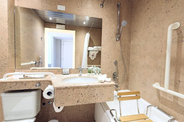 غرفة قياسية بسريرين منفصلين لذوي الإعاقة، Crowne Plaza St Peter S 7/8