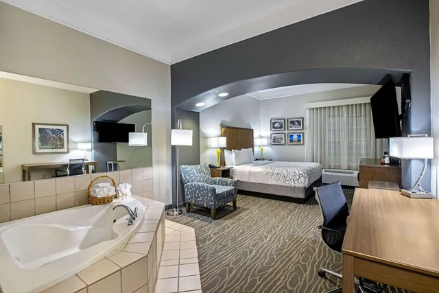 جناح استوديو ديلوكس بسرير كينج لذوي الإعاقة، La Quinta Inn Suites Manteca Ripon 2/2