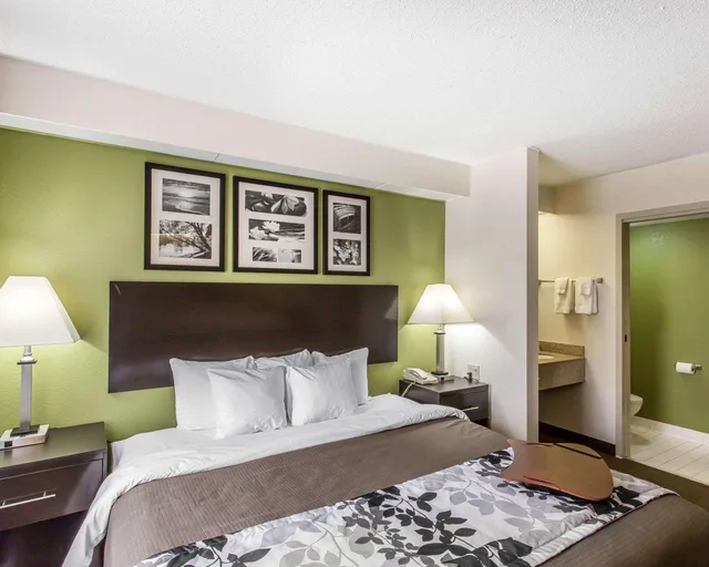 غرفة بسرير كينج، Studio6 Suites - Knoxville, TN - Downtown 2/2