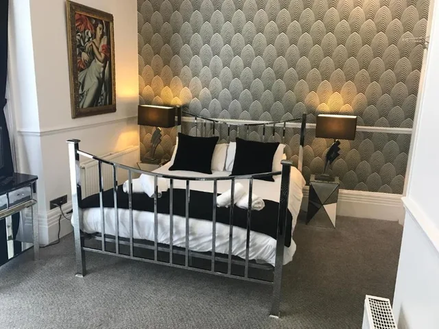 Deluxe, Double Bed, Paskins Brighton 1/3