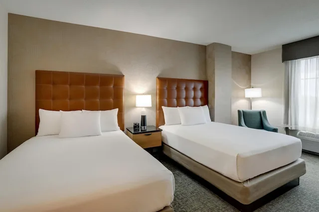 غرفة بسريرين كوين في طابق مرتفع، Drury Inn and Suites Montgomery 1/4