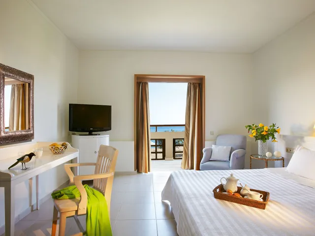 غرفة بسرير مزدوج بإطلالة على الحديقة، Grecotel Meli Palace 1/2