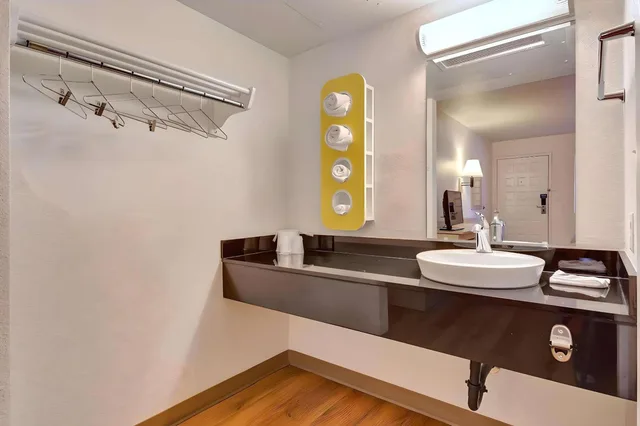 1 Queen Bed - Nsmk، Motel6 Santa Rosa - South 10/10