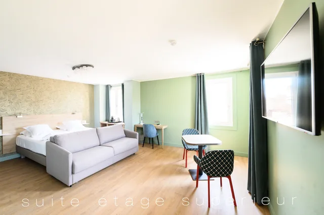 جناح بسرير كينج مع أريكة، Grand Hôtel Dauphiné 1/9