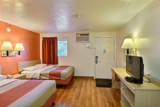 غرفة قياسية بسرير مزدوج، Travelodge by Wyndham Brattleboro VT 1/2