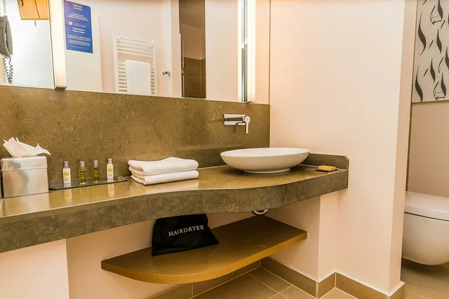 غرفة ديلوكس بسرير كينج بشرفة، Doubletree By Hilton Oradea 3/4