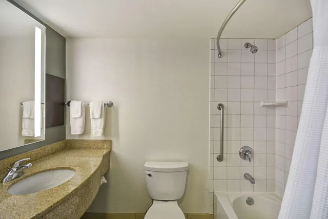 جناح لذوي الإعاقة، Hilton Garden Inn Gulfport Airport 3/4