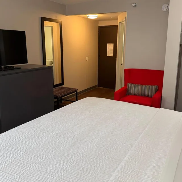 غرفة بسرير كينج بحوض استحمام، Wingate by Wyndham Jacksonville FL 2/4