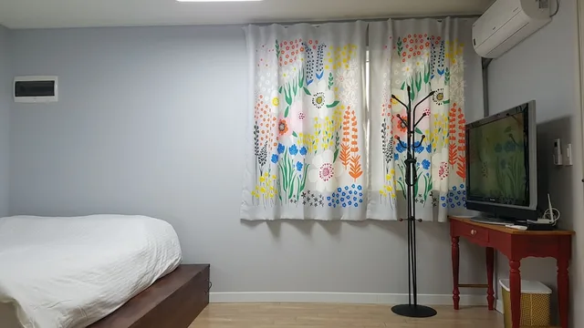 Yolo, Queen Bed، Yolo Pension 2/7