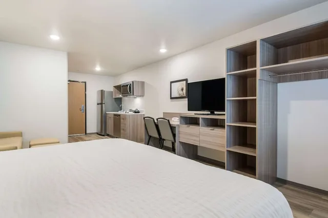 غرفة قياسية بسرير كينج مع أريكة، WoodSpring Suites Portland Vancouver 1/4