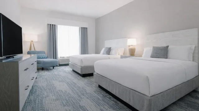 Family Suite, 2 Queen and Twin Beds, Hotel Bethany Beach 3/6