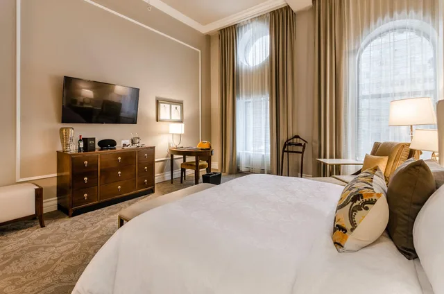 Classic, Double Bed, City View, Hotel Birks Montreal 2/5