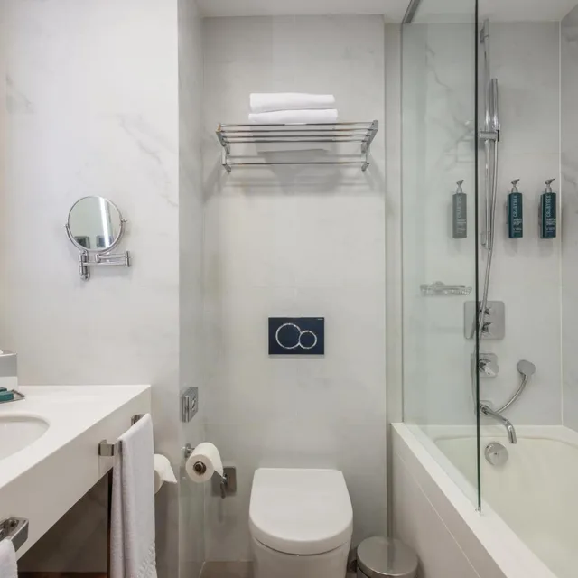 غرفة ديلوكس بسرير فردي بإطلالة جزئية على البحر، Doubletree By Hilton Hotel Istanbul - Moda 1/1