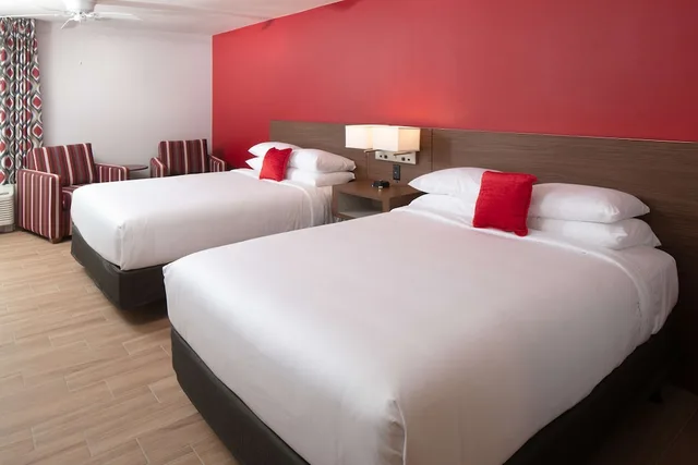 غرفة قياسية بسرير كوين وسرير كوين، Radisson Hotel Orlando Lake Buena Vista South 2/4