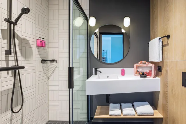 Moxy, Queen Bed, City View، Moxy Simmern 6/7