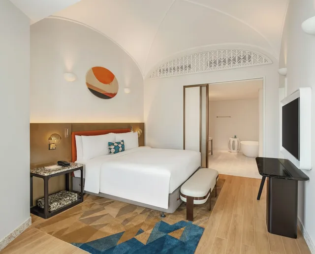 جناح بسرير كينج بشرفة، La Festa Phu Quoc, Curio Collection by Hilton 1/5