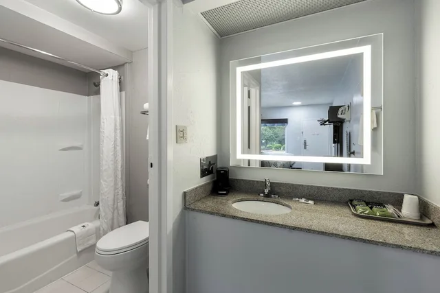 غرفة ديلوكس بسرير كينج، Studio6 Suites Jacksonville, NC 8/10