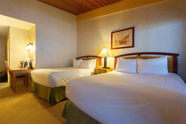 غرفة بسرير كوين بإطلالة على الحديقة، Fairmont Hot Springs Resort 3/4